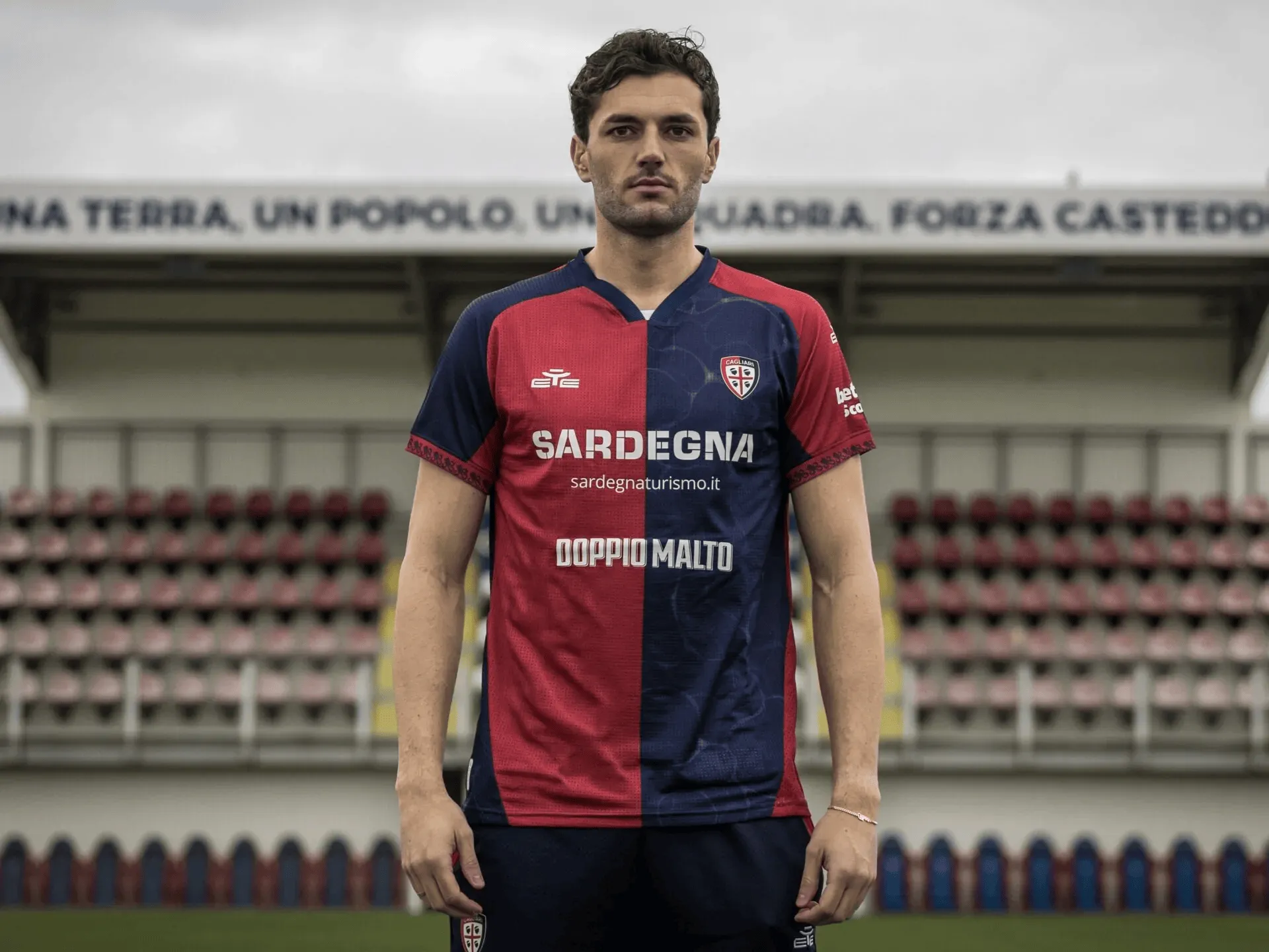 官方：卡利亚里租借科莫后卫多塞纳，租期至本赛季结束