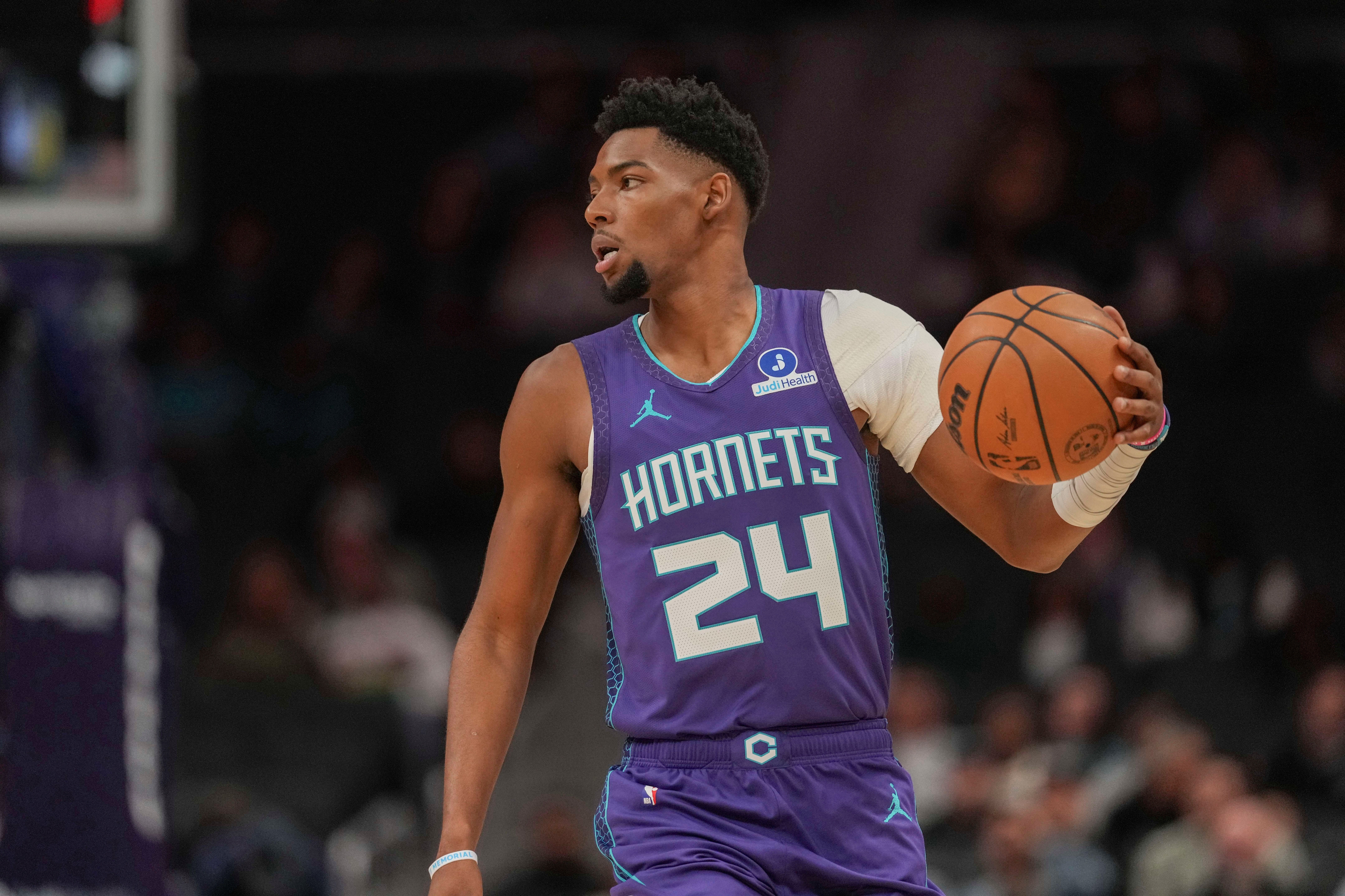 乐鱼体育下载-全民皆兵！黄蜂全队10人有得分进账 其中8人得分上双